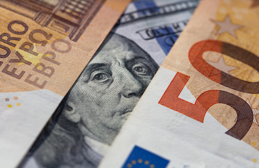 Illustrasjonsbilde av euro- og dollar-sedler